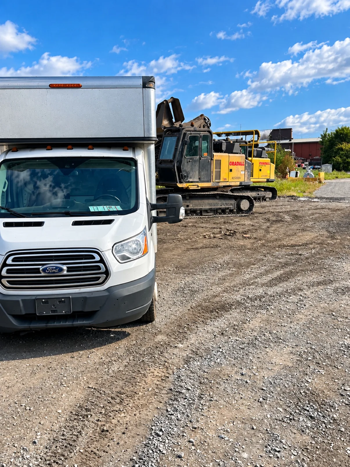 Ford Transit de service devant une excavatrice sur un chantier