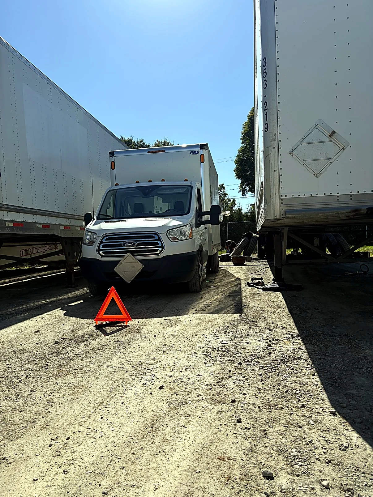 Ford Transit de service BODO entre deux remorques avec triangle de signalisation